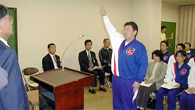 第56回国民体育大会「新世紀・みやぎ国体」三条市代表出場選手壮行会、選手宣誓する大越真理子三条商業高校教諭