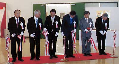 第23回三条市美術展覧会の開場式のテープカット