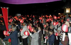 弥彦で村と弥彦神社の祝いにちょうちん行列3,000人