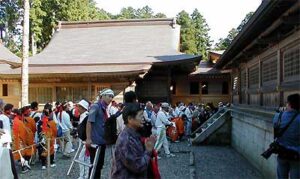弥彦神社のお白石持ちに6千人が参加