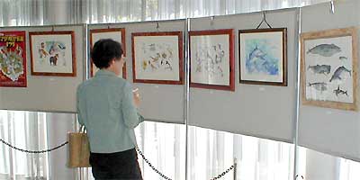 燕郵便局で杉田仁さんのイラストレーション2001展
