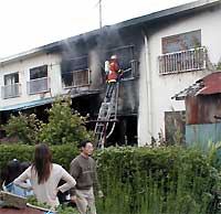 11月28日、三条市曲渕1、市営住宅6号棟の無職木伏ヨイさん(68)方から出火の火災から出火。