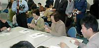 機能性豆腐「まめぷりん」の試食のようす