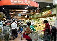 心待ちにしていた市民でごった返す店内