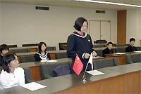 三条市青少年海外派遣事業の出発あいさつ式で抱負を発表する派遣生たち