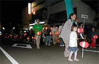 弥彦村村制100年で目抜き通りを進むちょうちん行列