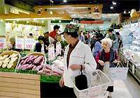 心待ちにしていた市民でごった返す店内