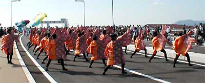 県央大橋開通式、県央大橋をいっぱいにつかって踊るよさこいソーラン隊