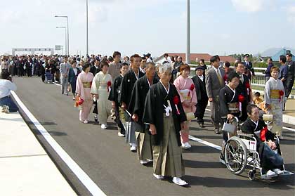 県央大橋開通式、三代夫婦の渡り初め