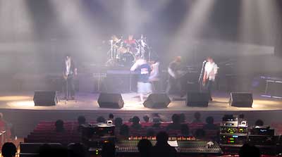 「TSUBAME ROCK LEGEND 2001」本格的なステージ設備で熱演するバンド