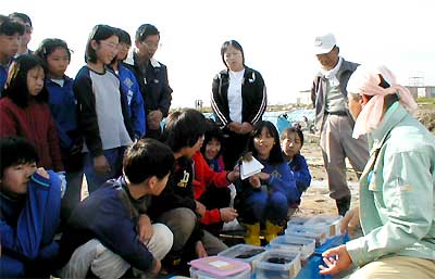 三条・旭小児童が吉津川遺跡で発掘体験