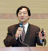 講演する山田昌弘東京学芸大学助教授