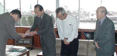 三条よってけ祭り実行委員会三条市に10万円を寄付