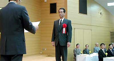 勤続40年総代として表彰を受ける柏木晴彦さん