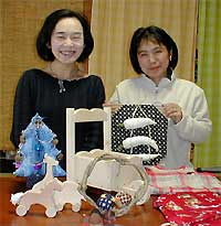桜井代表(左)とメンバーの水野明子さん