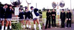 高校生がカーブミラーの注意看板をデザイン