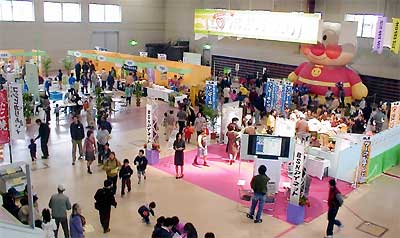 「きらめく越後I LOVE 県央2001」、盛りだくさんのイベントでお祭りムードの会場