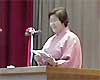 あいさつする庭野克子校長