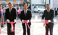 三条信用金庫条南支店の新築オープン、左から大竹さんしん会会長、杉野理事長、佐藤桜木町副自治会長