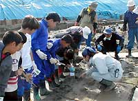 三条・旭小児童が吉津川遺跡で発掘体験、担当者の説明を聞いて発掘体験に挑戦