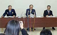 午後5時から三条署で行われた記者会見