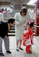 弥彦菊まつりで七五三の親子連れ