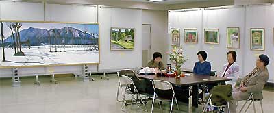 須山さんの大作が全体を引き締める会場