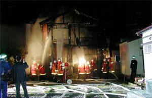 三条の住宅密集地で火災、独り暮らし老女の家が全焼