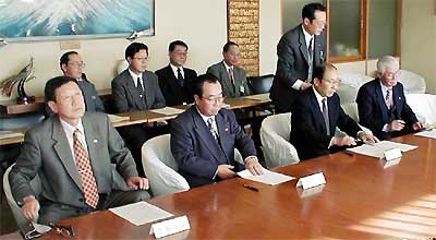 左から高橋一夫三条市長、高橋甚一燕市長、小林弘右栄町長、佐藤寿一下田村長