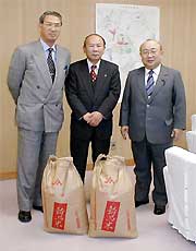 左から吉田社長、佐藤助役、嵐県議