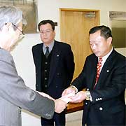 三条中央ライオンズの右から野崎会長、落合会計