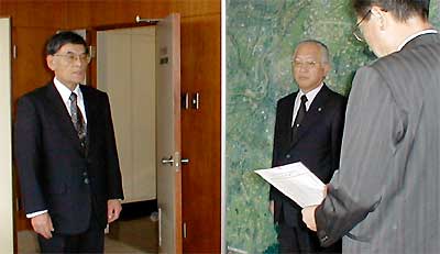 高橋三条市長から教育長の辞令交付を受ける松永悦雄さん