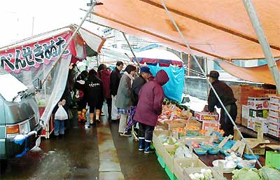 正月用の品物を求める人たちでにぎわう臨時市