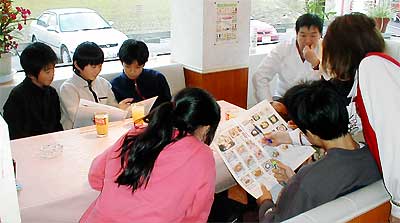 割りばしについて現場取材する上林小学校6年生