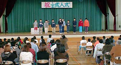 “はたち”の半分の10歳を祝う三条市立南小学校4年生の「1/2成人式」