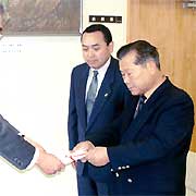 三条ライオンズクラブの右から鈴木テールツイスター、吉田副テールツイスター