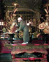 荘厳な須弥壇(しゅみだん)のほこりも慎重に払う