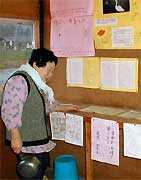 観察小屋の小島タエさん
