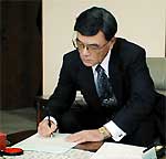 同意書と宣誓書にサインする松永さん
