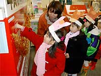 年賀状を投かんする宝塔院幼稚園児