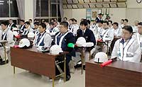 出発式で検問にあたる署員