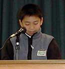 4年生代表で発表する佐野直哉君