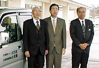 福祉車両の前で記念撮影。左から山岸理事長、金子常務理事、阿部栄支店長