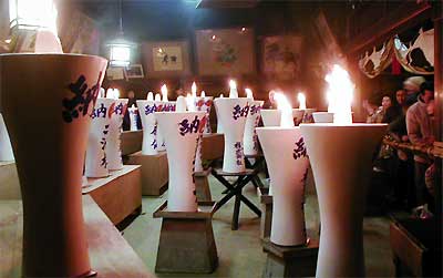 好天に恵まれて切れ目ない参拝客でにぎわう献灯祭