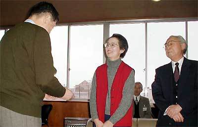 高橋三条市長に寄付を手渡す丸井今井邸保存市民の集いの五十嵐会長