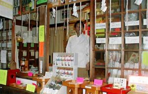 燕の鎮守、戸隠神社は縁起物がいっぱい