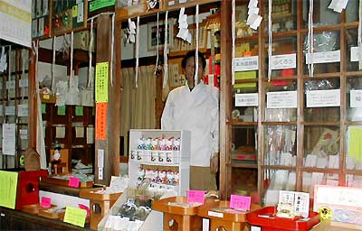 ぎっしりと並ぶ戸隠神社の縁起物