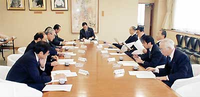 18日、三条市役所で開かれた県央広域市町村圏協議会