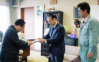左から高橋市長、北越物産(株)の淺野会長、川上係長