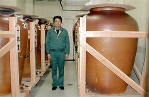 中国の巨大なかめで一年間、熟成した酒「一年寝太郎」